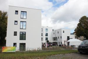 Livemusik, eine Haussegnung, Festreden, Hausführungen und Leckeres vom Grill und Kuchenbuffet: Im Innenhof feiern Bewohner und Gäste die Einweihung des neuen Wohnheims. Foto: Reto Glemser