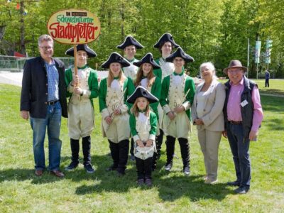 Im Bild von links: Sozialreferent Jürgen Montag, die Schweinfurter Stadtpfeifer, Zweite Bürgermeisterin Sorya Lippert und Norbert Holzheid, Vorsitzender des Seniorenbeirats Foto: Magdalena Riese