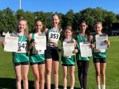 Foto von Inka Moser: Medaillengewinnerinnen des FC 05 Schweinfurt bei den Unterfränkischen Blockmehrkampfmeisterschaften in der Altersklasse U14 mit von links Emilia Bausenwein, Lina Galka, Jana Kraus, Amelia Kaistura, Amelie Burgos und Selma Galka.