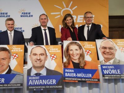 FREIE WÄHLER - Vorstellung Direktkandidaten für die Bundestagswahl 2025. V.l.n.r. Peter Dreier, Hubert Aiwanger, Indra Baier-Müller, Michael Wörle