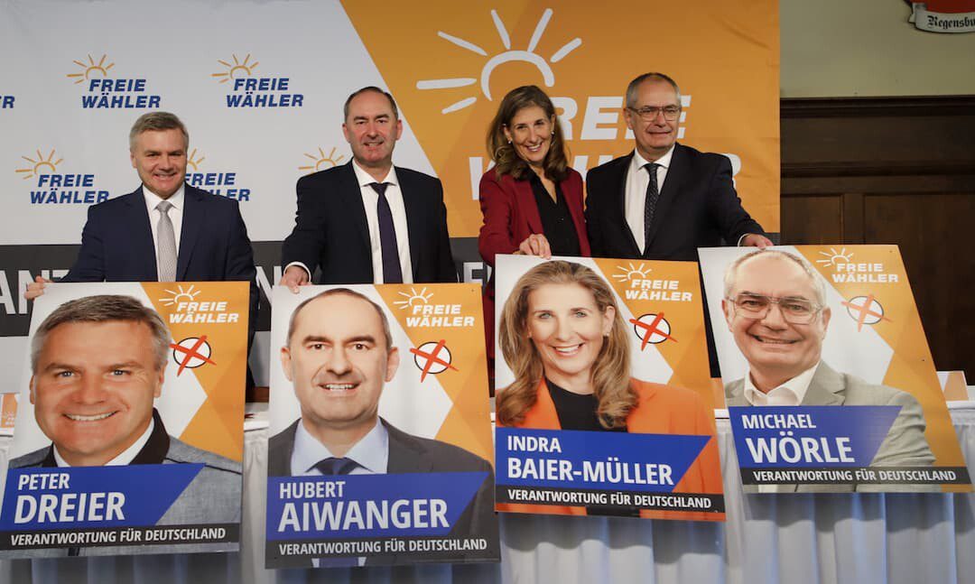 FREIE WÄHLER - Vorstellung Direktkandidaten für die Bundestagswahl 2025. V.l.n.r. Peter Dreier, Hubert Aiwanger, Indra Baier-Müller, Michael Wörle
