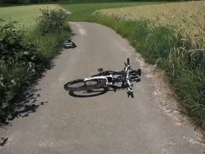 verunfallter-fahrradfairer-auf-einem-feldweg