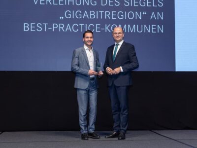 Finanz- und Heimatminister Albert Füracker verleiht beim Gigabittag in Regensburg das Siegel „Gigabitregion ". Foto: Bayerisches Staatsministerium der Finanzen und für Heimat