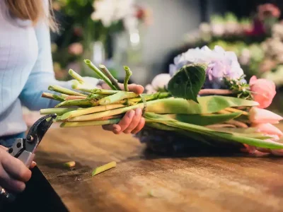 Blühende Kreativität bei harter Arbeit – Die Floristinnen in Schweinfurt haben alle Hände voll zu tun.
