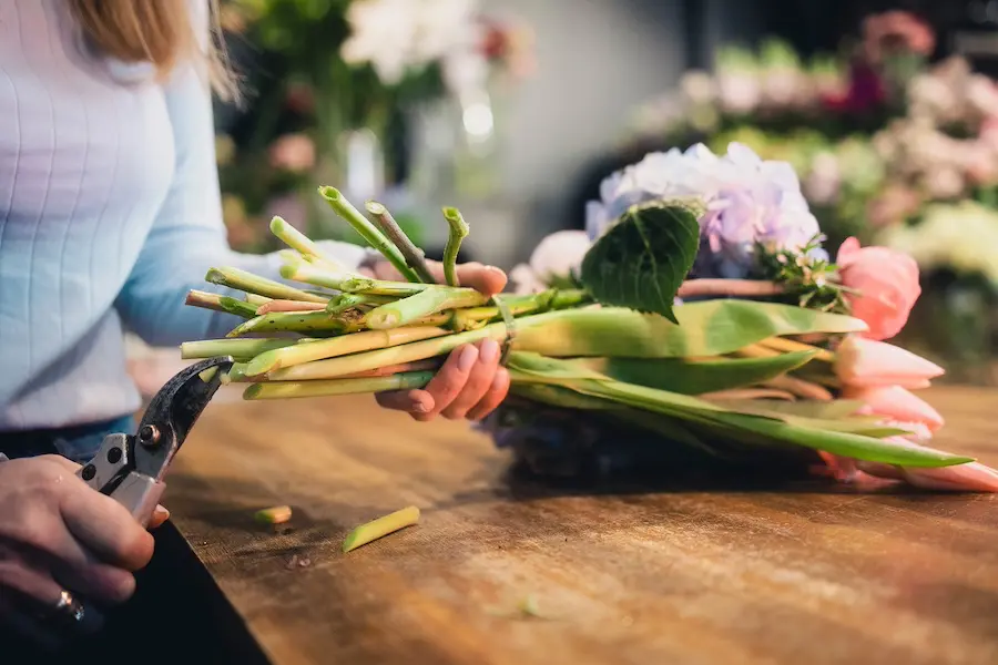 Floristinnen – Blumenstrauß-Binden Blühende Kreativität bei harter Arbeit – Die Floristinnen in Schweinfurt haben alle Hände voll zu tun.