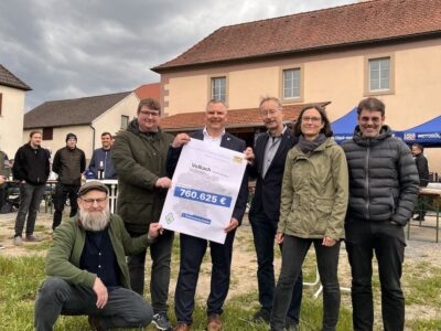 Große Freude im Volkacher Stadtteil Eichfeld: Johannes Krüger vom Amt für Ländliche Entwicklung überbrachte den Förderbescheid für die geplante Dorferneuerung des Stadtteils in Höhe von 760.625 Euro. Unser Foto zeigt v.l. Martin Hofmann, Vorsitzender des Vereins „Gemeinsam für Eichfeld“, Ortssprecher Patrick Fischer, Volkachs 1. Bürgermeister Heiko Bäuerlein, ALE-Abteilungsleiter Johannes Krüger, Mitarbeiterin vom Ingenieurbüro Horn Isabel Hartmann, Architekt Tobias Thum. Foto: Katja Eden