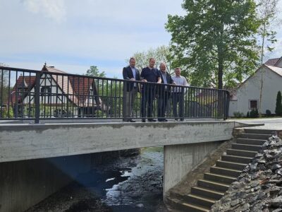 as Foto zeigt von links bei der offiziellen Übergabe Bürgermeister Stefan Rottmann, Bauingenieur Matthias Dietz, Gemeinderat Wolfgang Schuler und der Leiter der Bauverwaltung Sebastian Heurich.