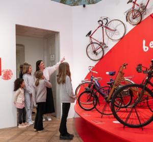Beliebt: Die Kinderführungen durch die Sonderausstellung. © Kulturstiftung des Hauses Hessen, Fotograf: Christian Tech