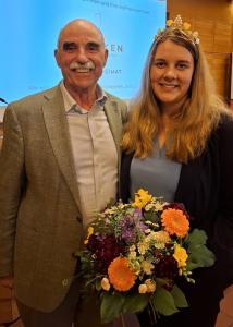 Der Präsident des Fränkischen Weinbauverbands Artur Steinmann zusammen mit der frisch gekürten 67. Fränkischen Weinkönigin Antonia Kraiß. Foto: Stephan Schmidt / Fränkischer Weinbauverband e. V.