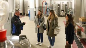 Dr. Matthias Mend, Leiter des Instituts für Weinbau und Oenologie, stellt Vanessa Nüßlein, Antonia Kraiß und der 66. Fränkischen Weinkönigin Lisa Lehritter (v. l. n. r.) die Bayerischen Landesanstalt für Weinbau und Gartenbau (LWG) vor. Foto: Rudi Merkl / Gebietsweinwerbung Frankenwein-Frankenland GmbH
