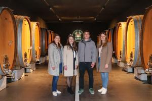 In den Kellern der größten Winzergenossenschaft Frankens, der Winzergemeinschaft Franken (GWF) in Repperndorf. Vanessa Nüßlein, 66. Fränkische Weinkönigin Lisa Lehritter, GWF-Kellermeister Stefan Nunn und Antonia Kraiß (v. l. n. r.). Foto: Rudi Merkl / Gebietsweinwerbung Frankenwein-Frankenland GmbH