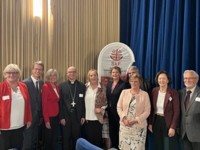 Seit 70 Jahren widmet sich der SkF e.V. Schweinfurt der Hilfe für Kinder, Jugendliche, Frauen und deren Familien in besonderen Lebenslagen. Unser Foto entstand bei der Feierstunde und zeigt v.l.: Doris Engelhardt, Geschäftsführerin SkF e.V., Sebastian Remelé, OB Stadt Schweinfurt, Inge Weigand, Diözesanbischof Dr. Franz Jung, Elisabeth Maskos, Astrid Paudtke, Vorsitzende SkF Landesverband München, Domkapitular Clemens Bieber, Klara Weigand, Vorsitzende SkF e.V., Christine Bender, stellv. Landrätin und Kilian Hartmann, Vorsitzender Caritas Stadt SW. Foto: Katja Eden