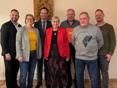 Im Bild (Foto Irmgard Pawlak) von links nach rechts: MdB Markus Hümpfer, SPD-Kreisvorsitzende Martina Braum, Landrat Florian Töpper, Claudia Cebulla, Georg Pawlak, Norbert Benkert sowie Dominik Schüler.