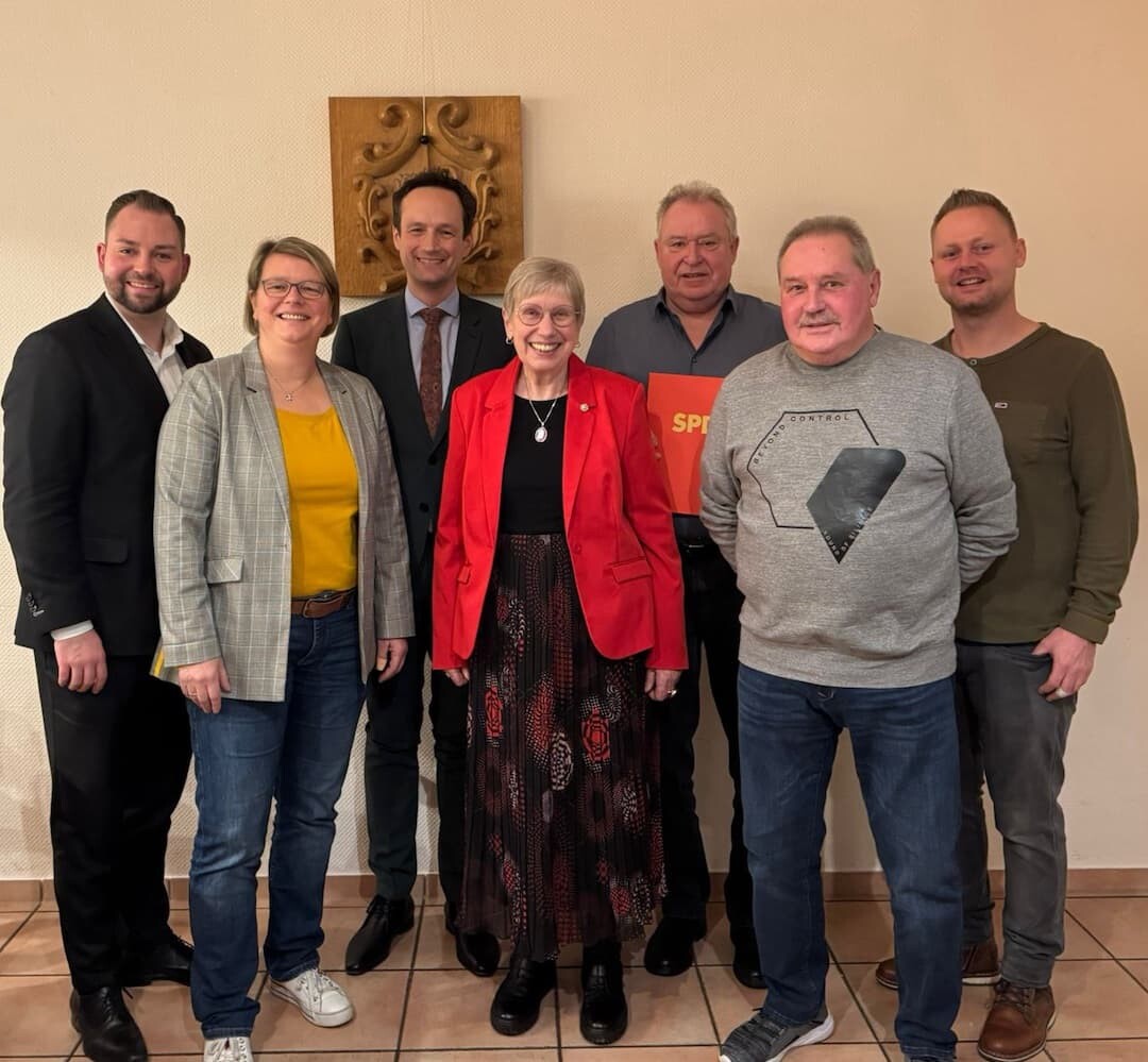 Im Bild (Foto Irmgard Pawlak) von links nach rechts: MdB Markus Hümpfer, SPD-Kreisvorsitzende Martina Braum, Landrat Florian Töpper, Claudia Cebulla, Georg Pawlak, Norbert Benkert sowie Dominik Schüler.