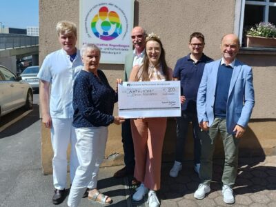 Spendenübergabe an die Station Regenbogen. Von links: Prof. Dr. Matthias Eyrich, Vorständin Elterninitiative Regenbogen Monika Demmich, Weinbaupräsident Artur Steinmann, 66. Fränkische Weinkönigin Lisa Lehritter, Zweiter Bürgermeister Frickenhausen Matthias Ganz, Erster Bürgermeister Frickenhausen Günther Hofmann. Foto: Nadine Kempa/Elterninitiative Regenbogen