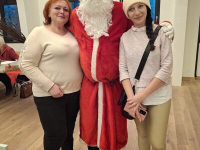 Freuten sich über den Besuch vom Nikolaus: Olena Pletenetska (l.) und Ielizaveta Solodovnikova (r.), langjährige ehrenamtliche Unterstützerinnen im Kinderhaus Ledward. Foto: Melanie Stoll