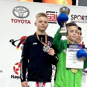Liudmila Eckerdt): Daniel Eckerdt (TG Schweinfurt) mit der Silbermedaille bei der Deutschen Karate Meisterschaft der Schüler in Halle an der Saale