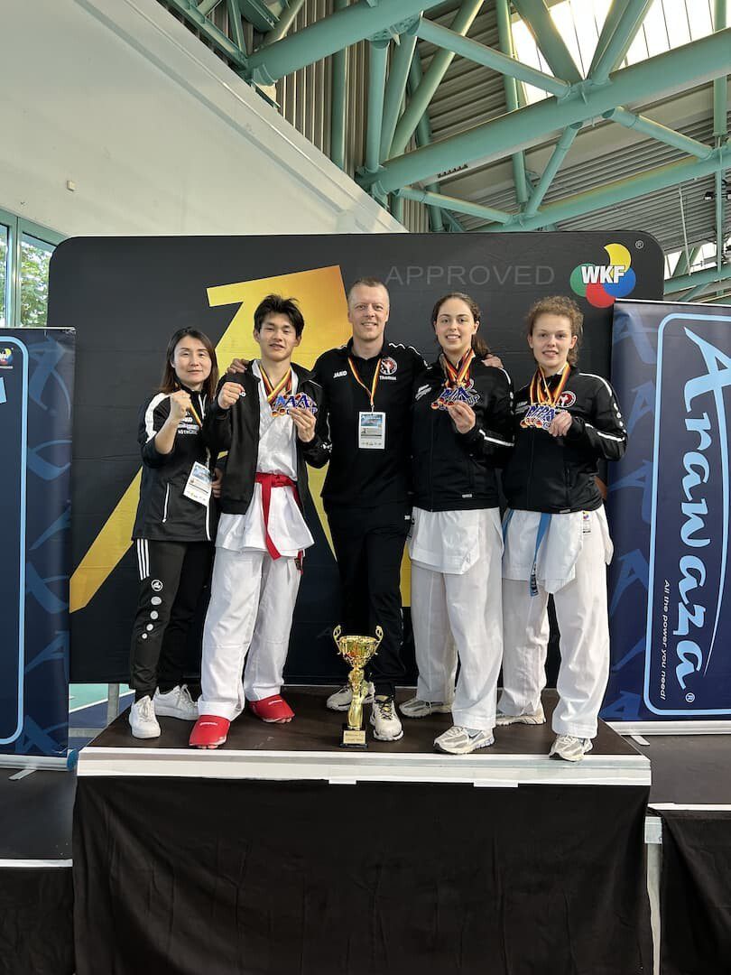 Foto: von Liudmila Eckerdt. Die erfolgreiche TG-Auswahl beim Arawaza-Cup in Halle (Saale) von links: Betreuerin Ting Streit, Kevin Streit, Trainer Thomas Zatloukal, Hanna Rostiahai, Helena Rostiahai