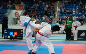 (Fabienne Abu Wahib): Treffer! Daniel Eckerdt (TG Schweinfurt, blauer Gürtel) erwischt seinen Gegner bei der Deutschen Karate-Meisterschaft mit einer Fußtechnik zum Kopf