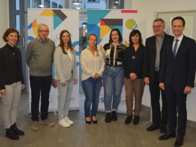 Eva Krümpel (Kulturmanagerin am Landratsamt) und Landrat Florian Töpper gratulierten Georg Brem, Bernadette Hofmann, Jasmin Stöhlein/Kita Sonnenschein, Alina Videnin in Vertretung für Oksana Geist, Rita Schonunger und Rainer Ullrich. Foto: Ulfert Frey/Landratsamt Schweinfurt