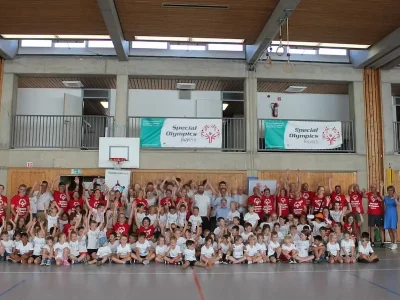 (Fotos: Jessica Teuschler): Gruppenfoto: Die Kinder sowie auch alle Helfer und Veranstalter freuen sich auf den bevorstehenden gemeinsamen Sporttag in der Turnhalle der Grundschule Schwanfeld.