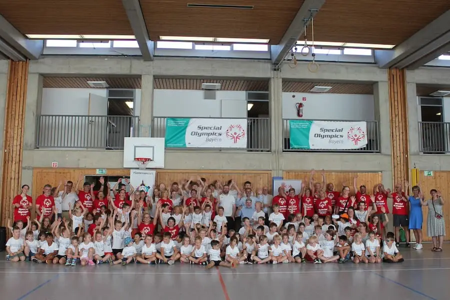 Kinder mit und ohne Behinderung machen gemeinsam Sport