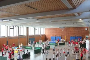 Abbildung verschiedene Stationen: Der Aufbau der verschiedenen Bewegungsstationen zeigt das vielfältige Angebot, welches die Kinder am Young Athletes Sportsday erwartet.