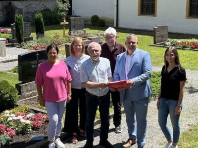 Ab sofort übernimmt die Stadt Volkach Verwaltung und Unterhaltung des Krautheimer Friedhofs. Bei der offiziellen Übergabe waren dabei (v.l.): Margit Krämer, Friedhofsverwaltung Volkach, Pfarrerin Victoria Fleck, Wolfgang Schmiedel, Friedhofsverwaltung Krautheim, Ortssprecher Dieter Söllner, Volkachs 1. Bürgermeister Heiko Bäuerlein und Laura Schymura, Friedhofsverwaltung Volkach. Foto: Katja Eden