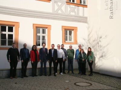 Landrat Florian Töpper und Bürgermeister Ulrich Werner (Vierter und Fünfter von links) mit Mitarbeitenden des Landratsamts, der Gemeindeverwaltung sowie Mitgliedern des Gemeinderats Bergrheinfeld.