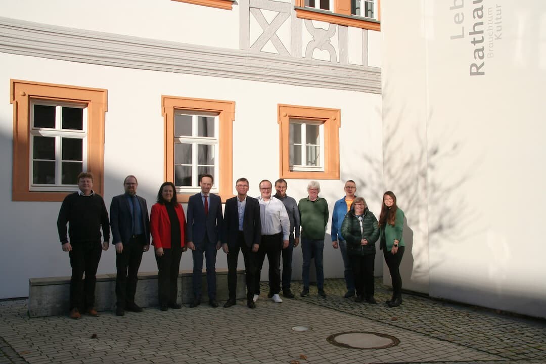 Landrat Florian Töpper und Bürgermeister Ulrich Werner (Vierter und Fünfter von links) mit Mitarbeitenden des Landratsamts, der Gemeindeverwaltung sowie Mitgliedern des Gemeinderats Bergrheinfeld.