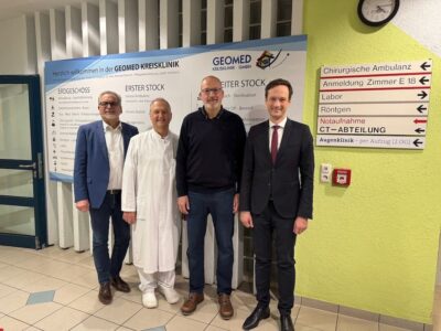 Der langjährige Chefarzt Dr. med. Michael Dietrich und sein Nachfolger Dr. med Christoph Schmidt (Zweiter und Dritter von links) mit Geomed-Geschäftsführer Wolfgang Schirmer (links) und Landrat Florian Töpper (rechts). Foto: Andreas Lösch/Landratsamt Schweinfurt