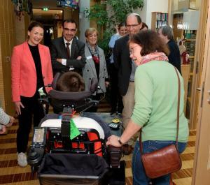 Bayerns Gesundheits- und Pflegeministerin Judith Gerlach trifft bei ihrem Besuch im Kinderhospiz St. Nikolaus in Bad Grönenbach auf Gunnar (24), der im Kinderhospiz zu Gast ist. V.l.: Judith Gerlach, MdL Klaus Holetschek, Marlies Breher (Vorstandsvorsitzende Süddeutsche Kinderhospiz-Stiftung), Alfons Regler (Geschäftsführung St. Nikolaus-süddeutsches Kinderhospiz gGmbH). Im Vordergrund: Gunnar mit seiner Mutter. Fotos: Brigitte Waltl-Jensen