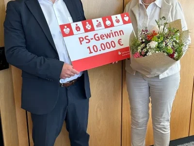 Das Foto (©Sparkasse Schweinfurt-Haßberge) zeigt von links nach rechts: Kundenberater Mario Müller, PS-Gewinnerin Edeltraud Baumgartl