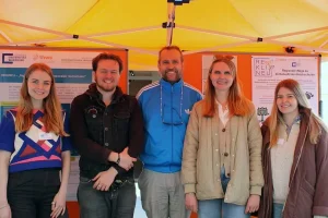 Das Team „Nachhaltigkeit“ beim Zukunftsfest (v. li.): Jasmin-Julika Nettusch (JMU), Levi Rhomberg (WueLab, JMU), Peter Walker (Institut für Angewandte Logistik, THWS), Katharina Falkenstein sowie Neele Teich (beide Hochschulservice Nachhaltigkeit und Liegenschaften, THWS) (Foto: THWS/Patrick Daratha)