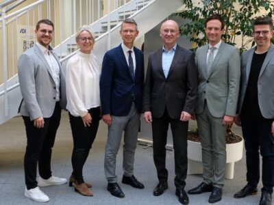 Die Gesellschafter des Gründerzentrums GRIBS Schweinfurt verabschieden Reinhold Karl nach 30 Jahren Geschäftsleitung. (von links) Neuer GRIBS Geschäftsführer Reinhold Karl, , stellv. IHK Hauptgeschäftsführer Dr. Lukas Kagerbauer Foto: Wandbild 30 Jahre Gründerzentrum GRIBS Schweinfurt (Bild-Designerin: Anna Albert) Nico Hildmann, IHK-Präsidentin Caroline Trips, Oberbürgermeister Sebastian Remelé, Landrat Florian Töpper (Foto: Benedikt Braun)
