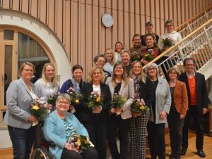 Teilnehmende Mentees und Mentorinnen mit Mitgliedern der Steuerungsgruppe gemeinsam mit stellvertretender Landrätin Bettina Bärmann und Gleichstellungsbeauftragten Ute Suckfüll zum Abschluss im Landratsamt Schweinfurt. Foto: Melina Bosbach/Landratsamt Schweinfurt