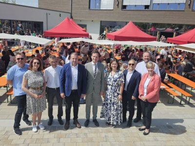 Das Foto zeigt von links: Bautechniker Lutz Brückner, die ehemalige Rektorin Maria Scheuring, Pfarrer Andreas Duft, Bürgermeister Stefan Rottmann, Landrat Florian Töpper, Schulleiterin Jana Niedermeyer, Architekt Holger Philipp und Schulamtsdirektorin Stefanie Schiffer. Foto: Arnold Kossner