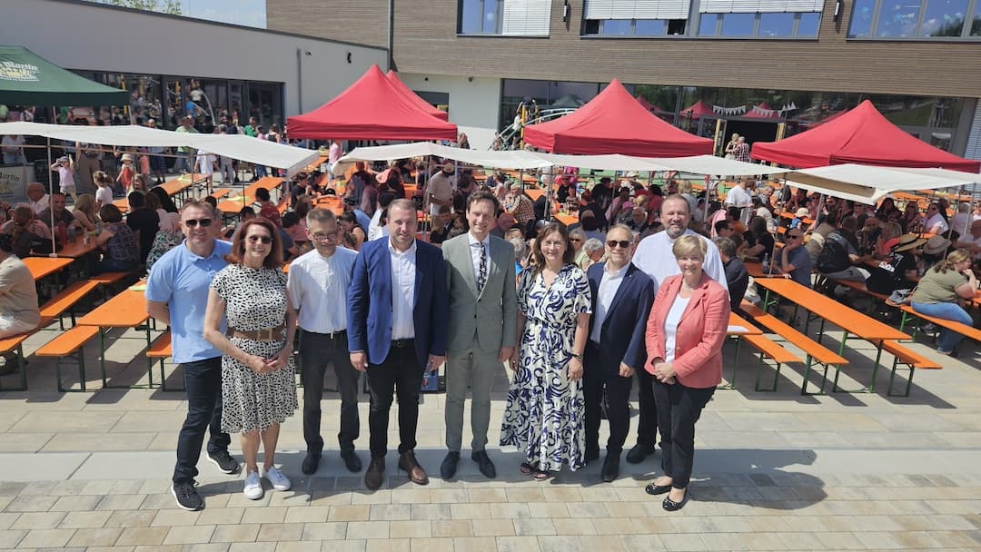 Das Foto zeigt von links: Bautechniker Lutz Brückner, die ehemalige Rektorin Maria Scheuring, Pfarrer Andreas Duft, Bürgermeister Stefan Rottmann, Landrat Florian Töpper, Schulleiterin Jana Niedermeyer, Architekt Holger Philipp und Schulamtsdirektorin Stefanie Schiffer. Foto: Arnold Kossner