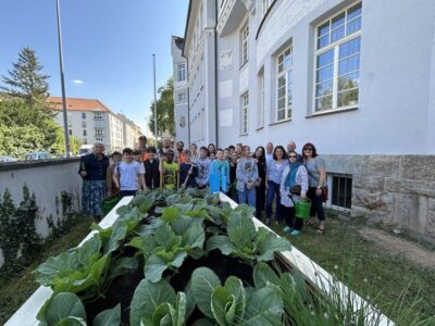Im Bild (v.l.n.r.): Zweite Bürgermeisterin Sorya Lippert, Stadtgärtner Johannes Wendel, Klassenleiter Manuel Kirchbach, Mitarbeiter Servicebetrieb/Stadtgrün Markus Stockmann, Schülerinnen und Schüler der Friedenschule (5. + 6. Klasse und G7-9), Schulleiter Friedenschule Michael Kobosil, Gärtnermeister Sebastian Marx, Offene Jugendarbeit Friedenschule Tatjana Ciszewski, Quartiersmanagement Helene Zirkelbach, Quartiersmanagement Elfriede Müller-Kaffer, Gießpatin Nahira Hosseini Foto: Stadt Schweinfurt, Samira Gräf