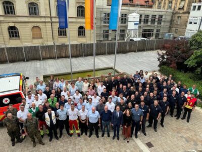 Übung erfolgreich gemeistert. Die beteiligten Einheiten beim Abschluss der Übung. Foto: J. Mai/Landratsamt Schweinfurt