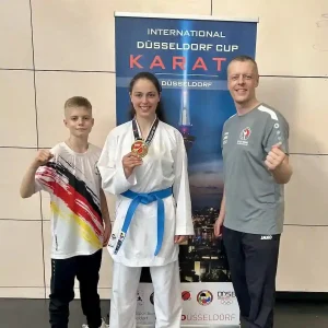 Daniel Eckerdt (li.), Hanna Rostiahai (Mitte) und TG-Trainer Thomas Zatloukal beim Internationalen Düsseldorf Karate-Cup. Foto: Verein