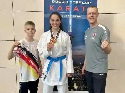 Daniel Eckerdt (li.), Hanna Rostiahai (Mitte) und TG-Trainer Thomas Zatloukal beim Internationalen Düsseldorf Karate-Cup. Foto: Verein