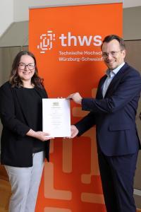 THWS‐Präsident Prof. Dr. Jean Meyer verleiht Nachwuchsprofessorin Runa Strott ihre Ernennungsurkunde (Foto: THWS/Anne Speda)
