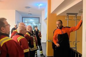Prof. Dr. Markus H. Zink (re.) erläutert den Aufbau von Hochspannungsisolatoren an einem Anschauungsmodell der Technischen Hochschule (Foto: THWS/Martin Spiertz)