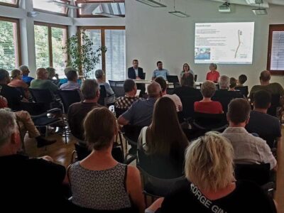 Das Interesse an der Städtebaulichen Entwicklung in Mainberg ist sehr hoch. Über das Interesse und die Mitwirkung der Bürgerschaft freuen sich Bürgermeister Stefan Rottmann und Bauamtsleiter Sebastian Heurich. (Foto Jürgen Geist)