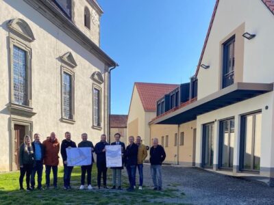Das Foto zeigt von links bei der Bescheidübergabe Kämmerin Milena Hammer, Bauamtsleiter Sebastian Heurich, die örtlichen Gemeinderäte Alexander Nicklaus, Sebastian Lösch und Alexander Geyer, Bürgermeister Stefan Rottmann, Landrat Florian Töpper, Abteilungsleiter am Amt für Ländliche Entwicklung Johannes Krüger, 2. Bürgermeister Jürgen Geist und 3. Bürgermeister Bernd Götzendörfer. Foto Ulrike Mantel