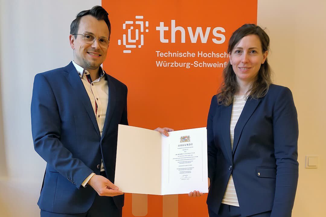 THWS-Präsident Prof. Dr. Jean Meyer überreicht die Ernennungsurkunde an die neuberufene Stiftungsprofessorin Prof. Dr.-Ing. Lisa Kiesewetter (Foto: THWS/Martin Kraus)