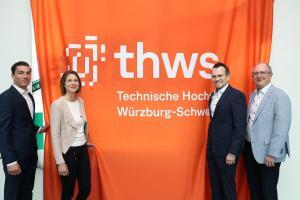 Mehr Sichtbarkeit für eine fruchtbare Kooperation: Alexander B. Wurst und Theresia Nicola- Mann von der Firma Schaeffler enthüllen die neue Hörsaal-Tafel gemeinsam mit THWS- Präsident Prof. Dr. Jean Meyer und Dekan Prof. Dr. Peter Meyer (Foto: THWS/Eva Kaupp)