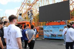 Achterbahn-Betreiber Lutz Vorlop (3. v. r. ) erzählt die Hintergrundgeschichte seines Fahrgeschäfts– rund zweieinhalb Minuten dauert eine Fahrt mit dem „Rock ’n‘ Roller Coaster“ (Foto: THWS/Eva Kaupp)