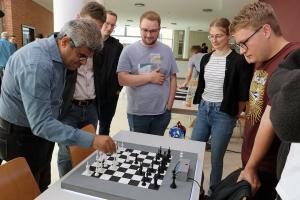 Prof. Dr. Abid Ali von der Fakultät Elektrotechnik spielt Schach gegen einen Roboter (Foto: THWS/Eva Kaupp)